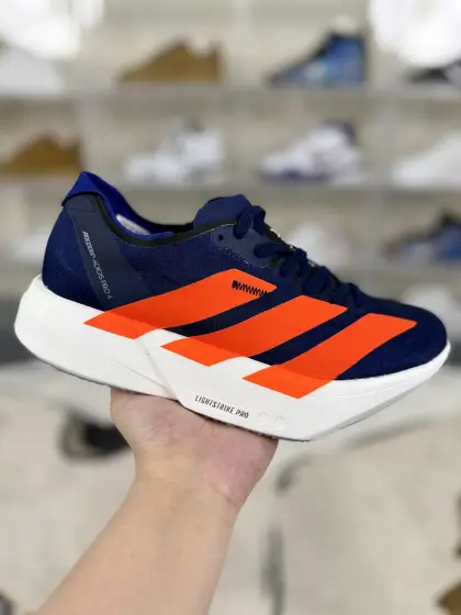 ▪️QD公司级 adidas Adizero Adios Pro 4 百搭舒适减震耐磨 低帮跑步鞋 男女款 蓝橙 ▪️Adidas Adizero Adios Pro 4跑步鞋是一款专为长距离竞速设计的跑鞋.鞋面采用了全新的Lightstrike Pro科技,结合了轻便和透气性,为跑者提供舒适的贴合感.同时,新的Lightlock技术使得鞋面在延展性和舒适性方面有了革命性的提升.鞋面材料轻薄柔软,紧密贴合脚型,鞋舌部分填充少量物质,减轻了系带时的压力.中底采用了Energy Rods(能量杆)技术和Lightstrike Pro发泡材料.Energy Rods技术将碳纤维材质与其他轻量化材料结合,有效提升了能量回馈的效率.而Lightstrike Pro发泡材料则提供了更强的弹性和响应性,尤其适合高速跑步和长时间的耐力赛.相较于前代,Pro4的中底更为柔软和灵活,带来了更好的脚感和推进力.外底采用了Continental橡胶材料,提供了极佳的抓地力,适合各种路况,尤其在湿滑的环境中表现出色.同时,鞋底的起翘点后移到整个鞋底的60%位置,使得鞋子的滚动弧度更加激进,推进感更强.大底上的纹理结构是基于运动员足底压力分布数据分析得来的,进一步提高了鞋子的性能.总而言之,Adidas Adizero Adios Pro 4跑步鞋在舒适性、速度和耐用性方面表现出色,是专业选手和有一定跑步经验的业余高手的理想选择. ▪️ (36 362⁄3 371⁄3 38 382⁄3 391⁄3 40 402⁄3 411⁄3 42 422⁄3 431⁄3 44 442⁄3 451⁄3) ▪️货号:JR6370